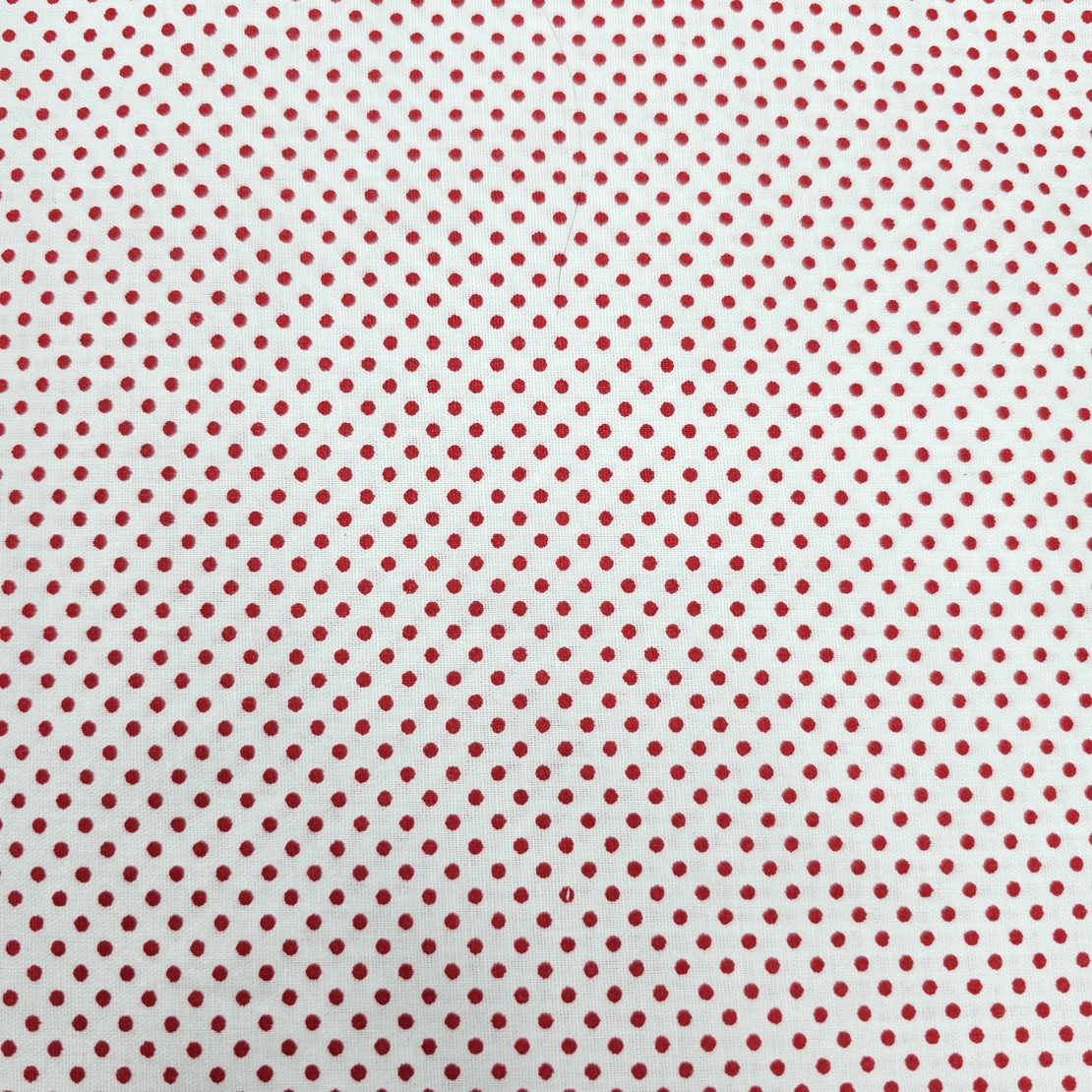 אריג כותנה נקודות סיכה אדום על רקע לבן