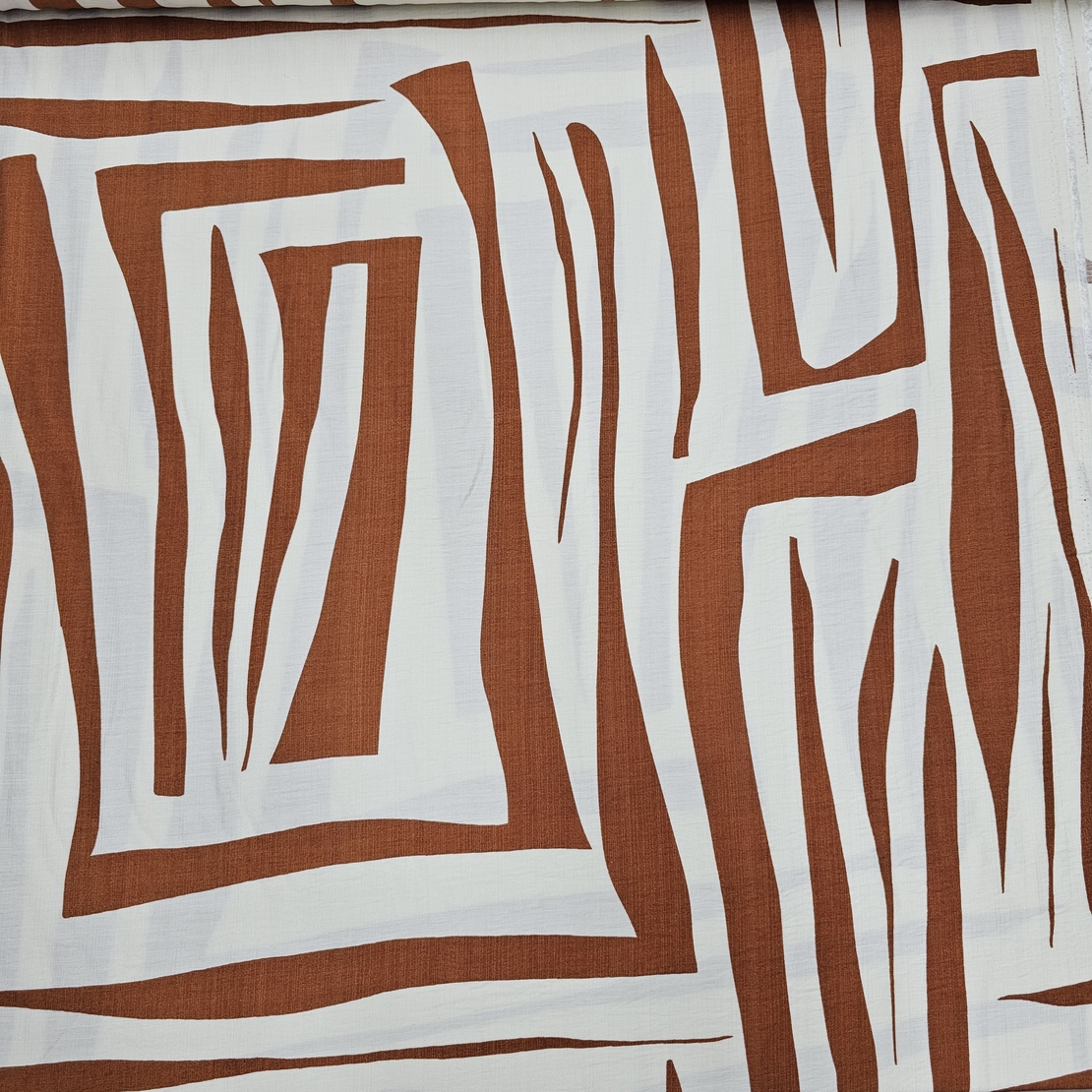 אריג פשתן ויסקוזה דפוס אמורפי בגווני חום ולבן