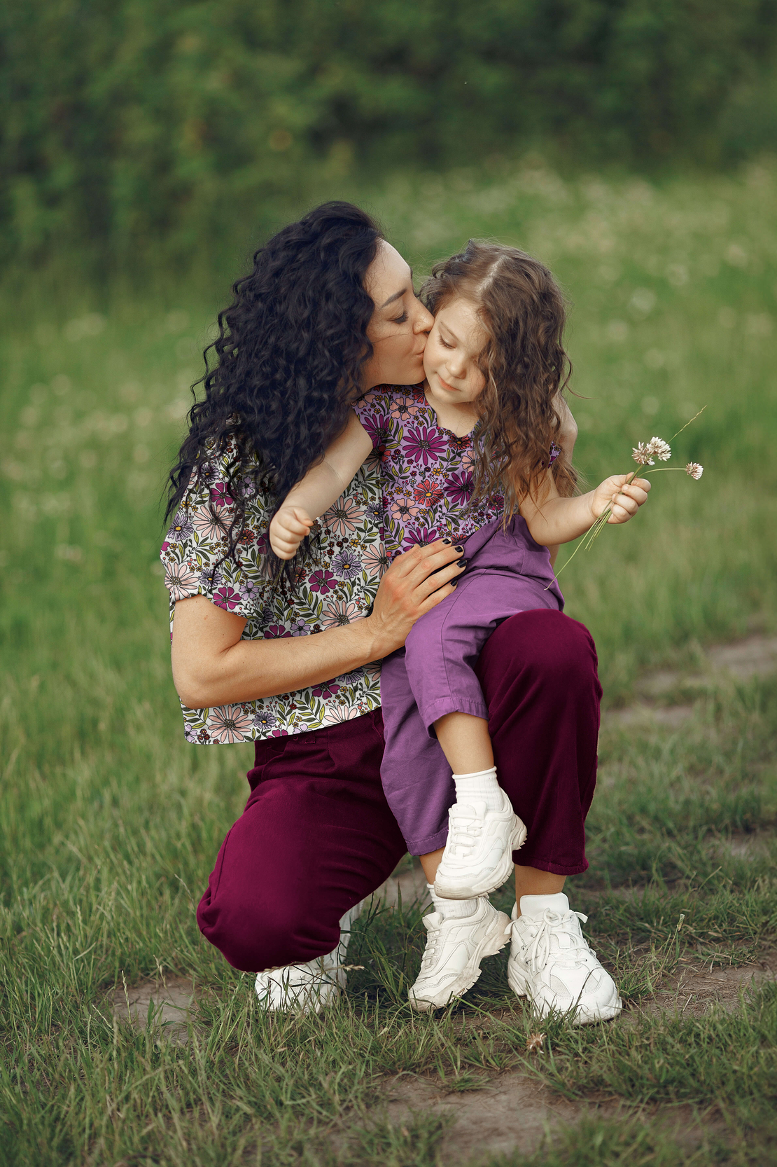 טריקו כותנה דפוס פרחים קסומים על רקע אופוייט
