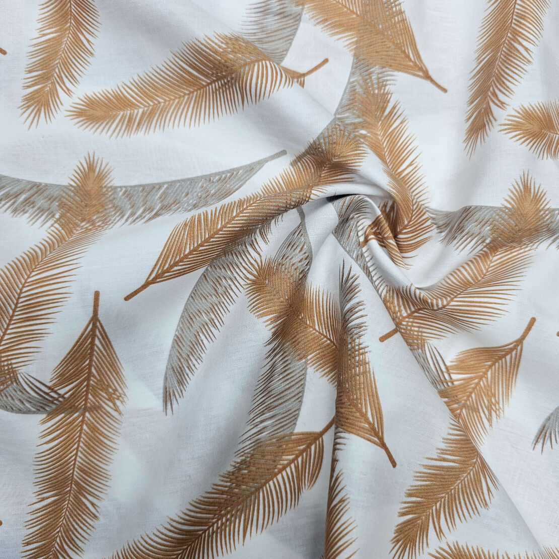 אריג כותנה דפוס נוצות בגווני כאמל אפור