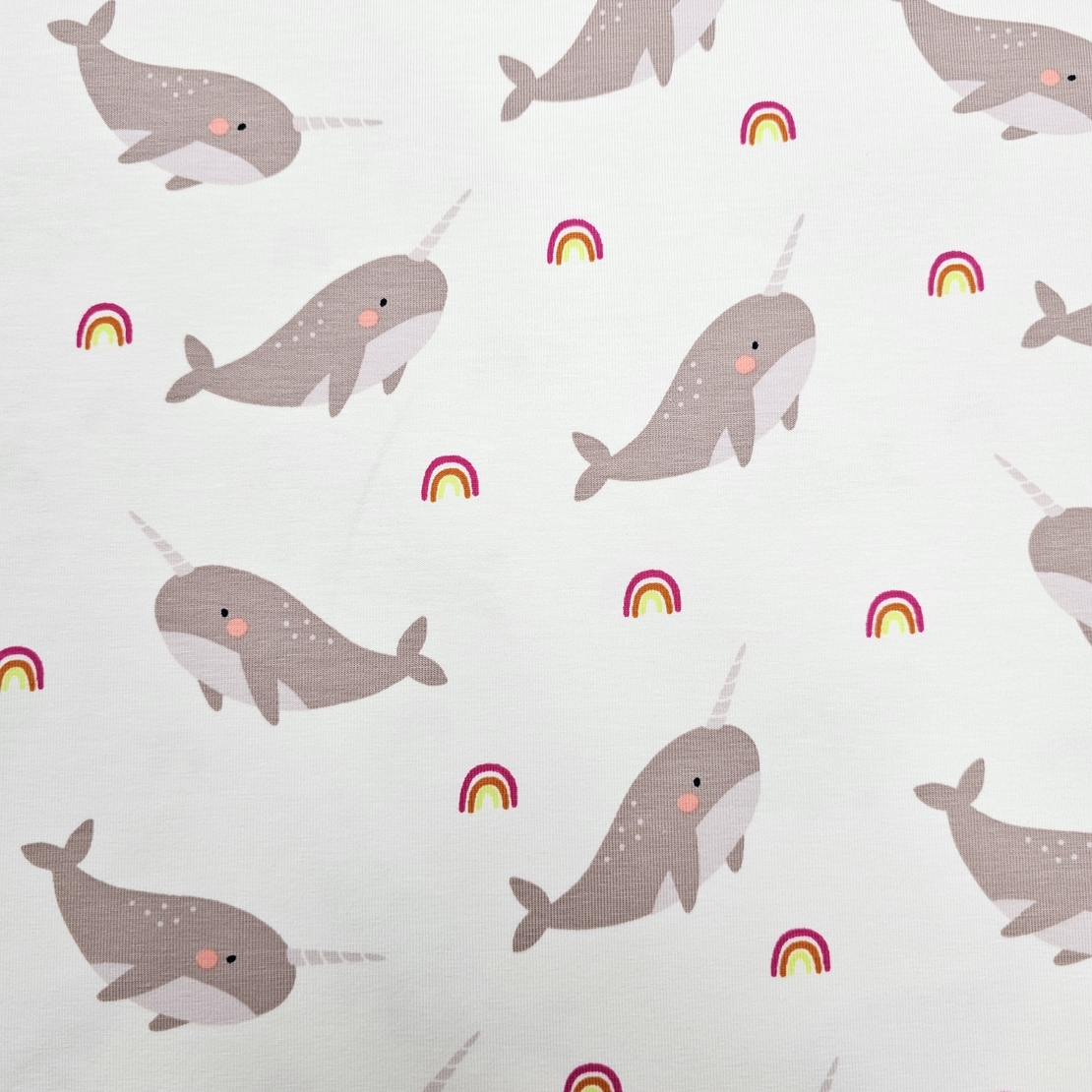 טריקו דפוס ליויתנים שוחים על רקע שמנת