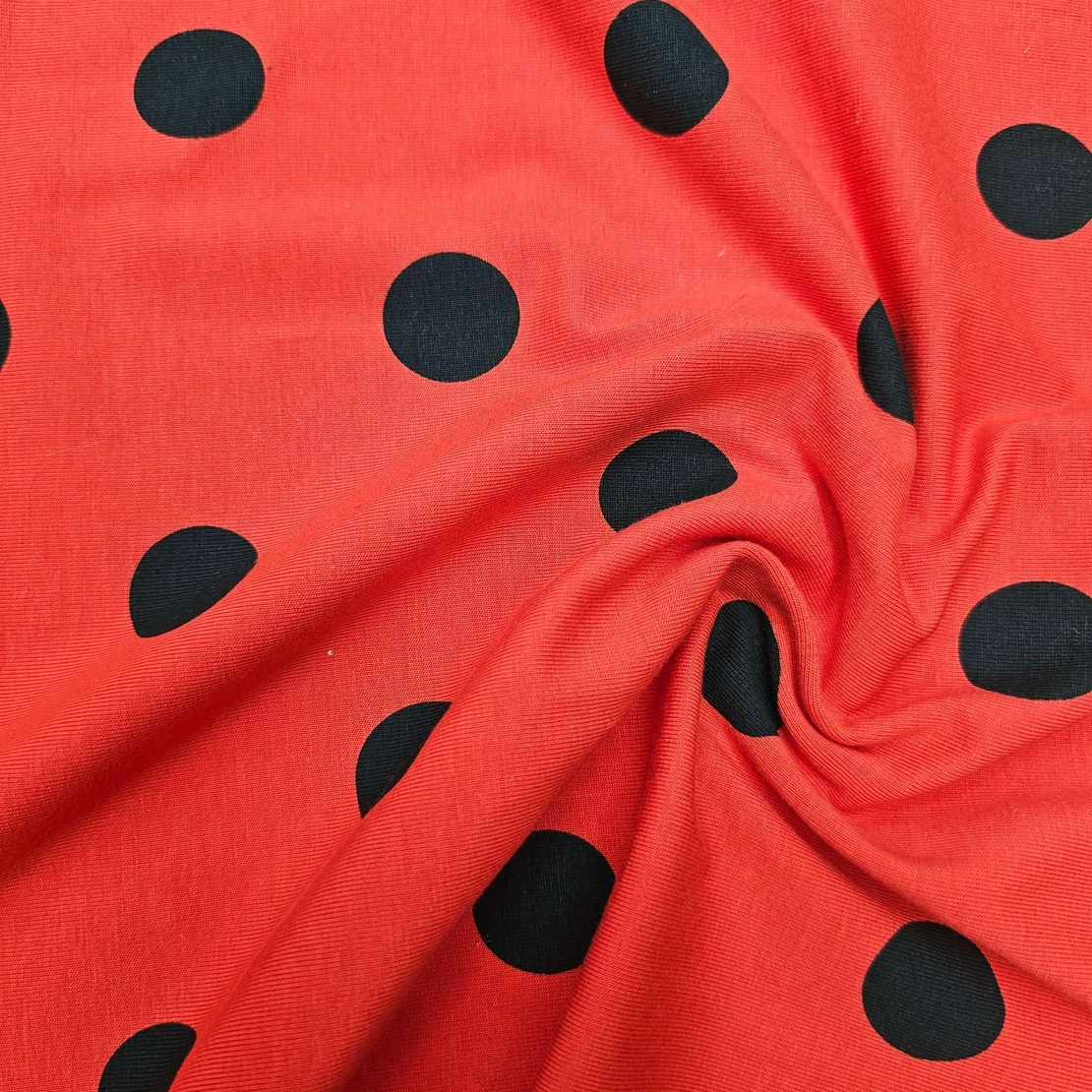 טריקו כותנה דפוס נקודות על רקע אדום