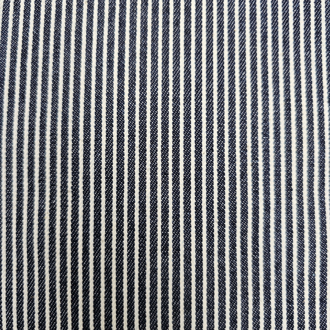 אריג גינס פסים דקים על רקע כחול כהה