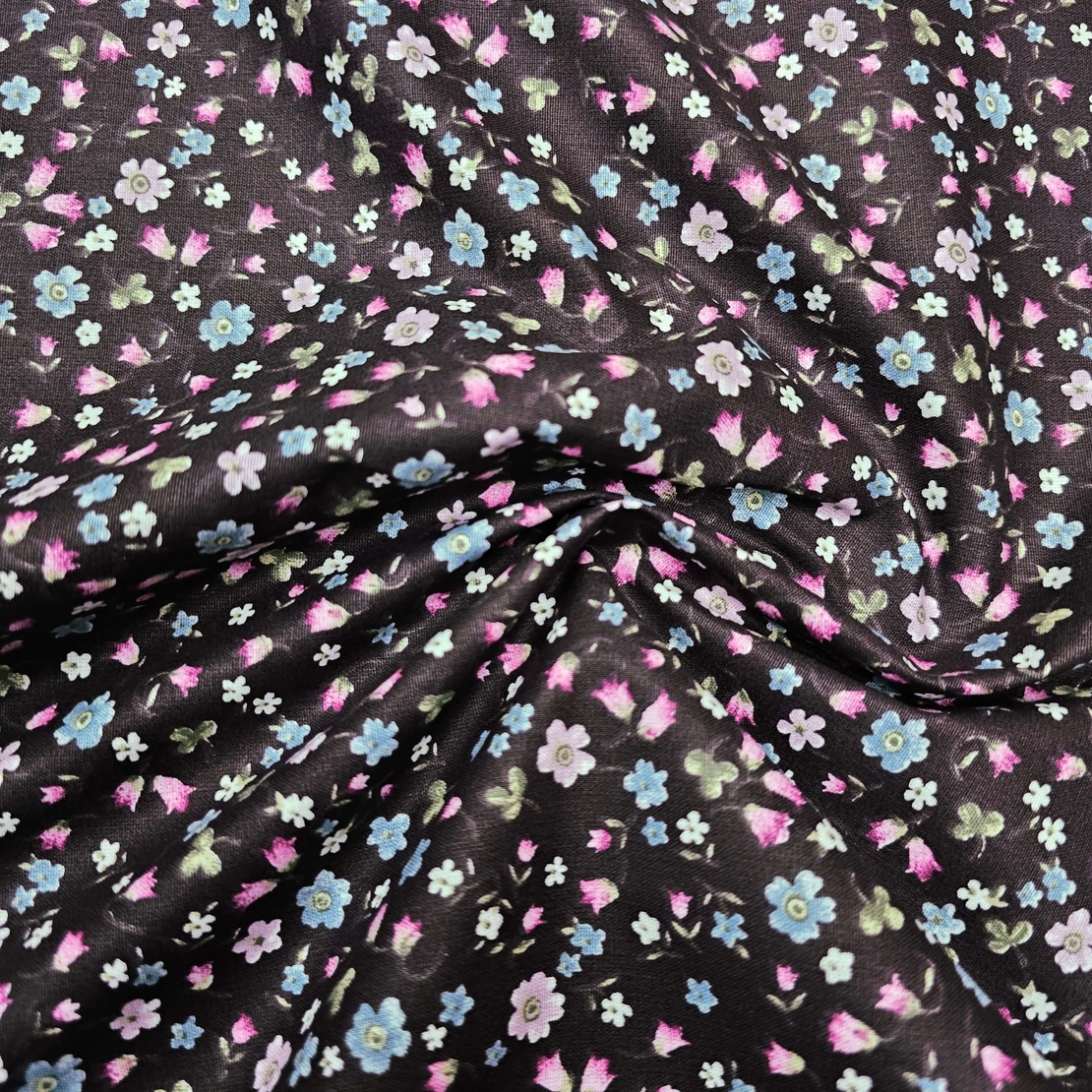 אריג כותנה דפוס פרחים קטנים על רקע חציל כהה