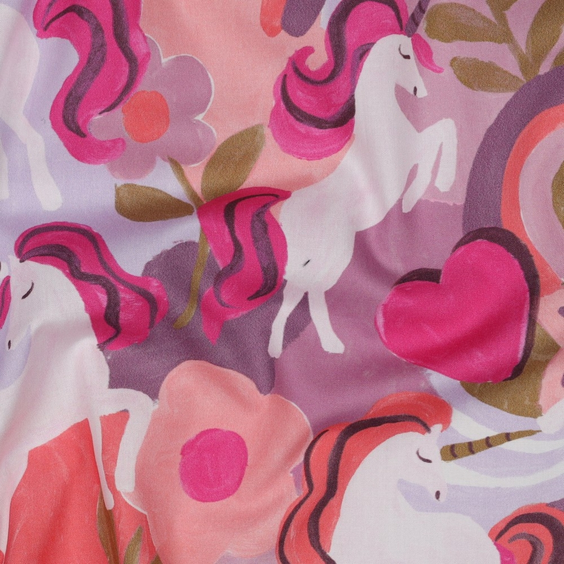 אריג כותנה דפוס דיגיטלי חד קרן בגווני ורוד