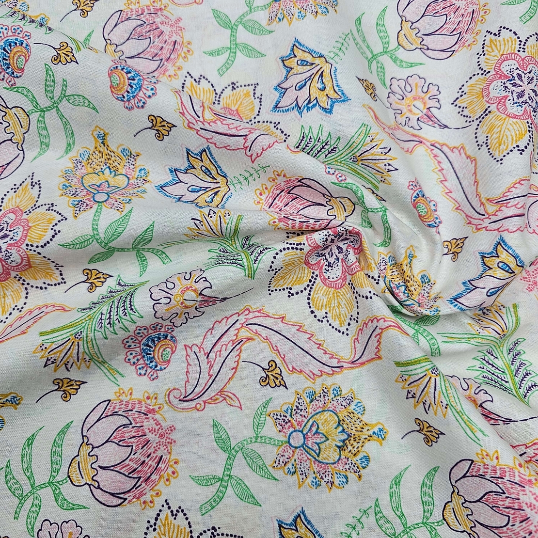 אריג כותנה דפוס בוהו על רקע לבן חם