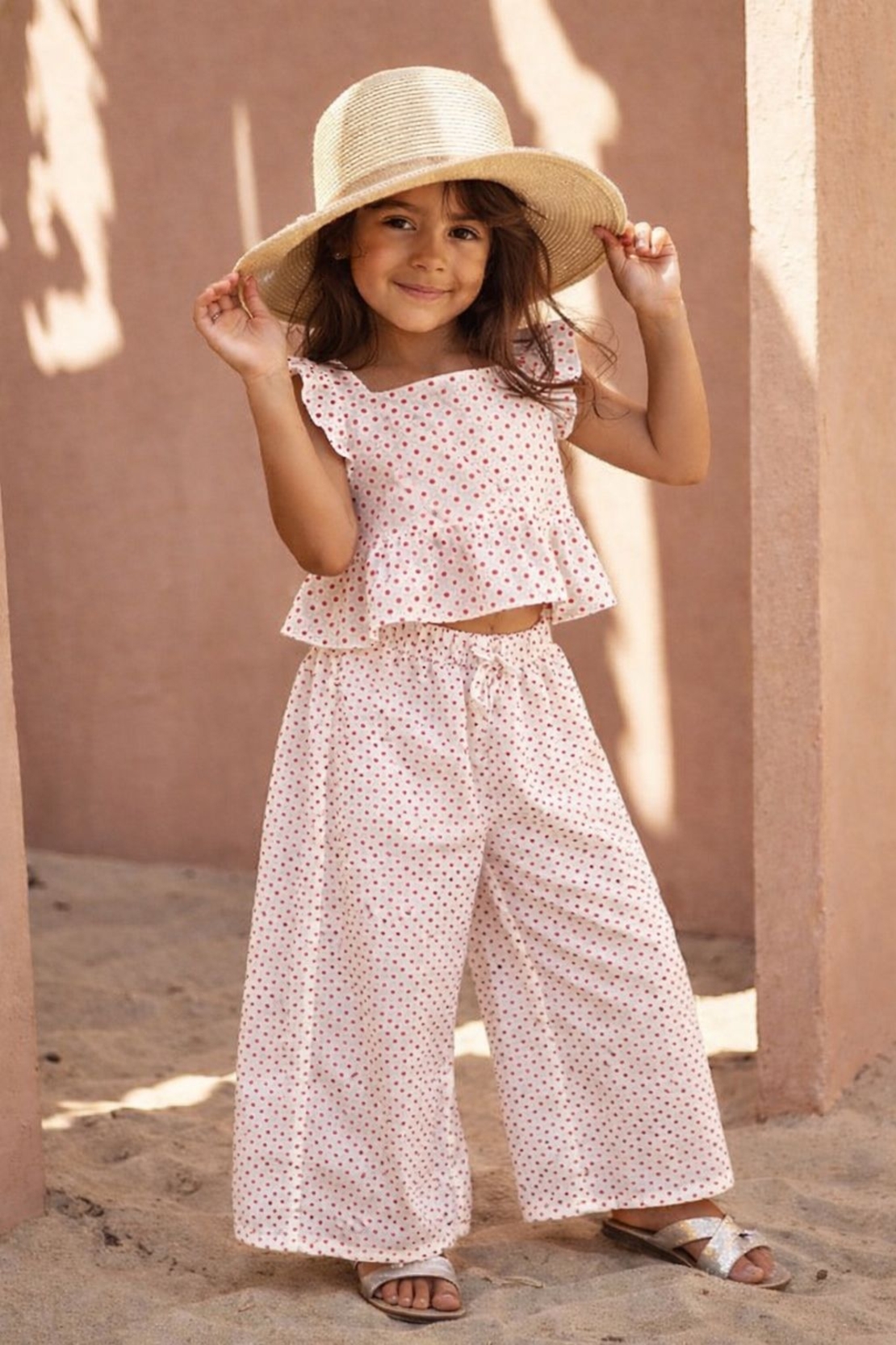 אריג כותנה נקודות סיכה אדום על רקע לבן