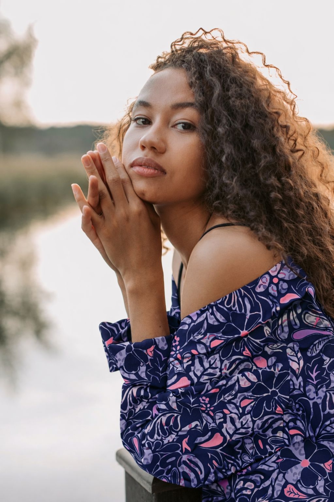 אריג כותנה סטן דפוס עלים טרופיים על רקע סגלגל