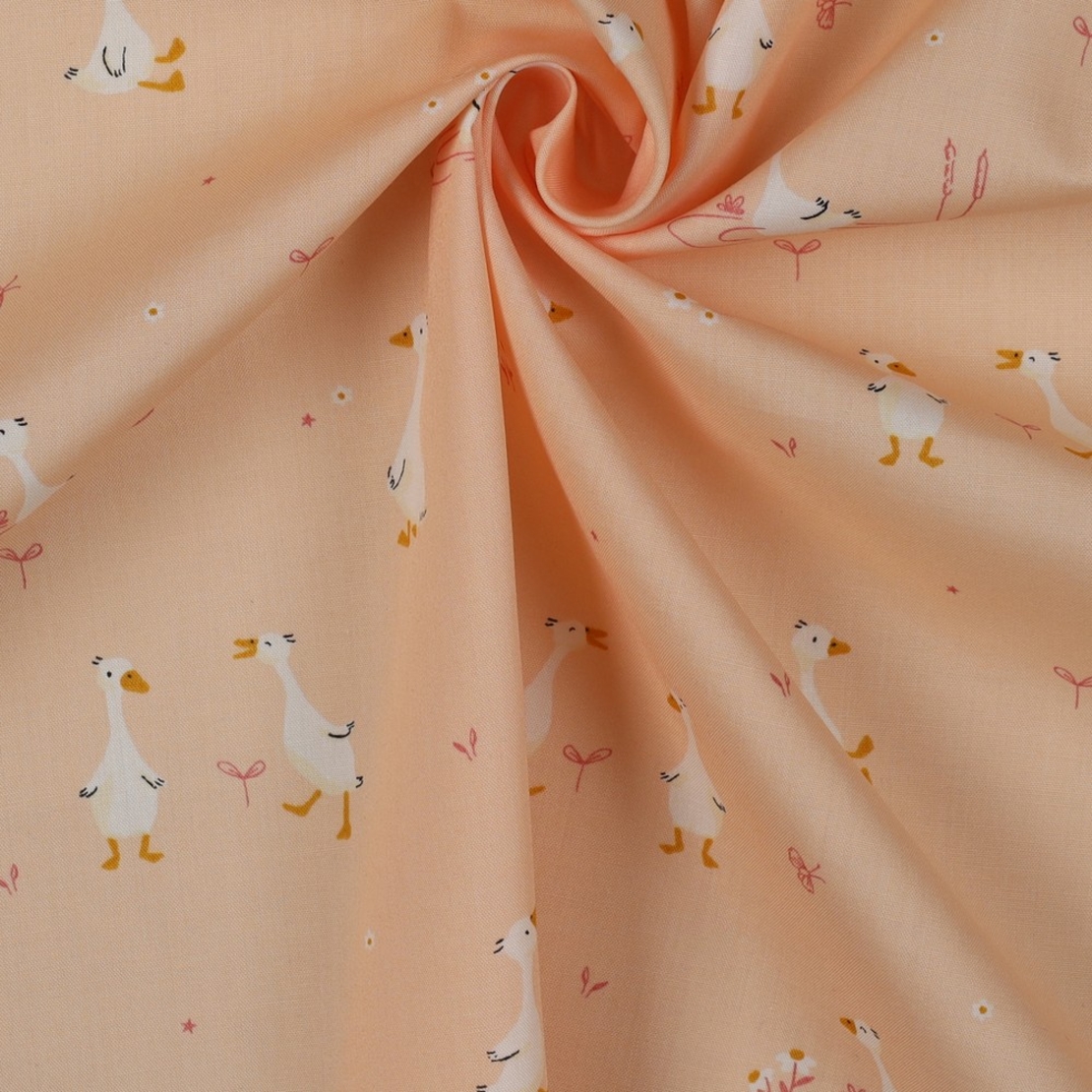 אריג כותנה דפוס אווזים על רקע פודרה