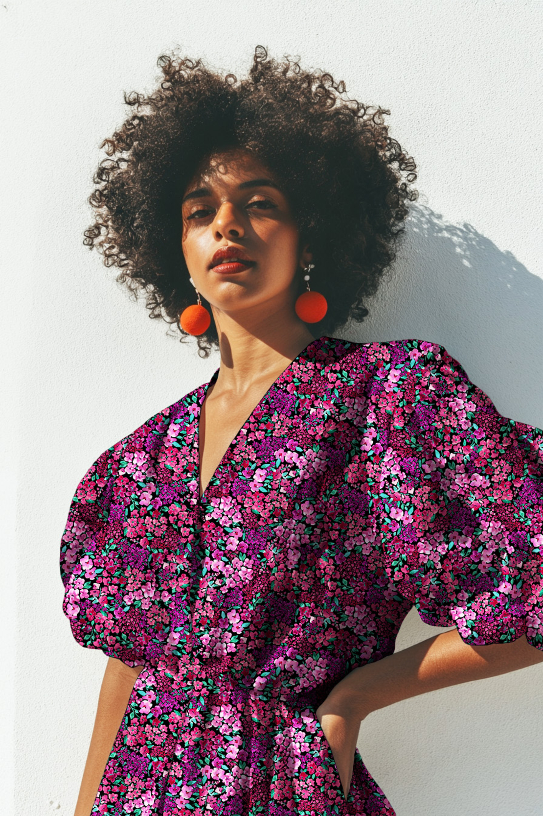 אריג כותנה דפוס פריחה מרהיבה על רקע שחור