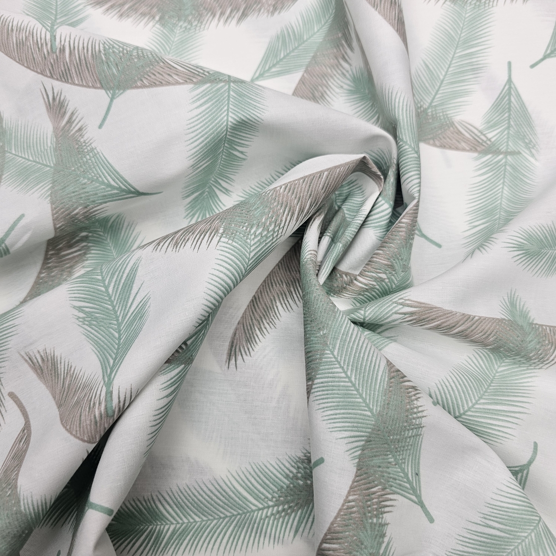 אריג כותנה דפוס נוצות בגווני מנטה אפור