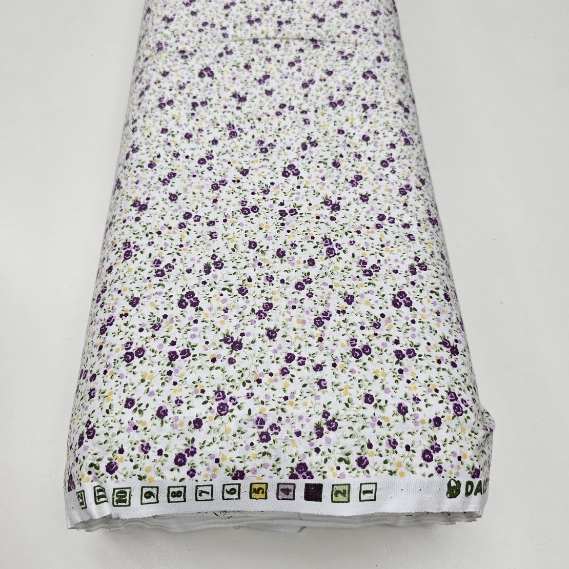 אריג כותנה פרחים קטנים בגווני סגול דגם שרון