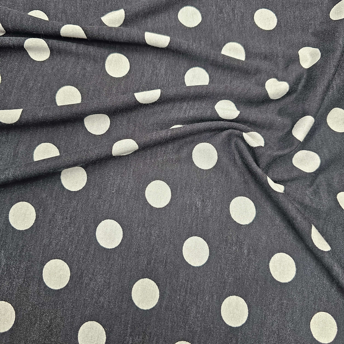 טריקו ויסקוזה דפוס נקודות לבן על רקע שחור