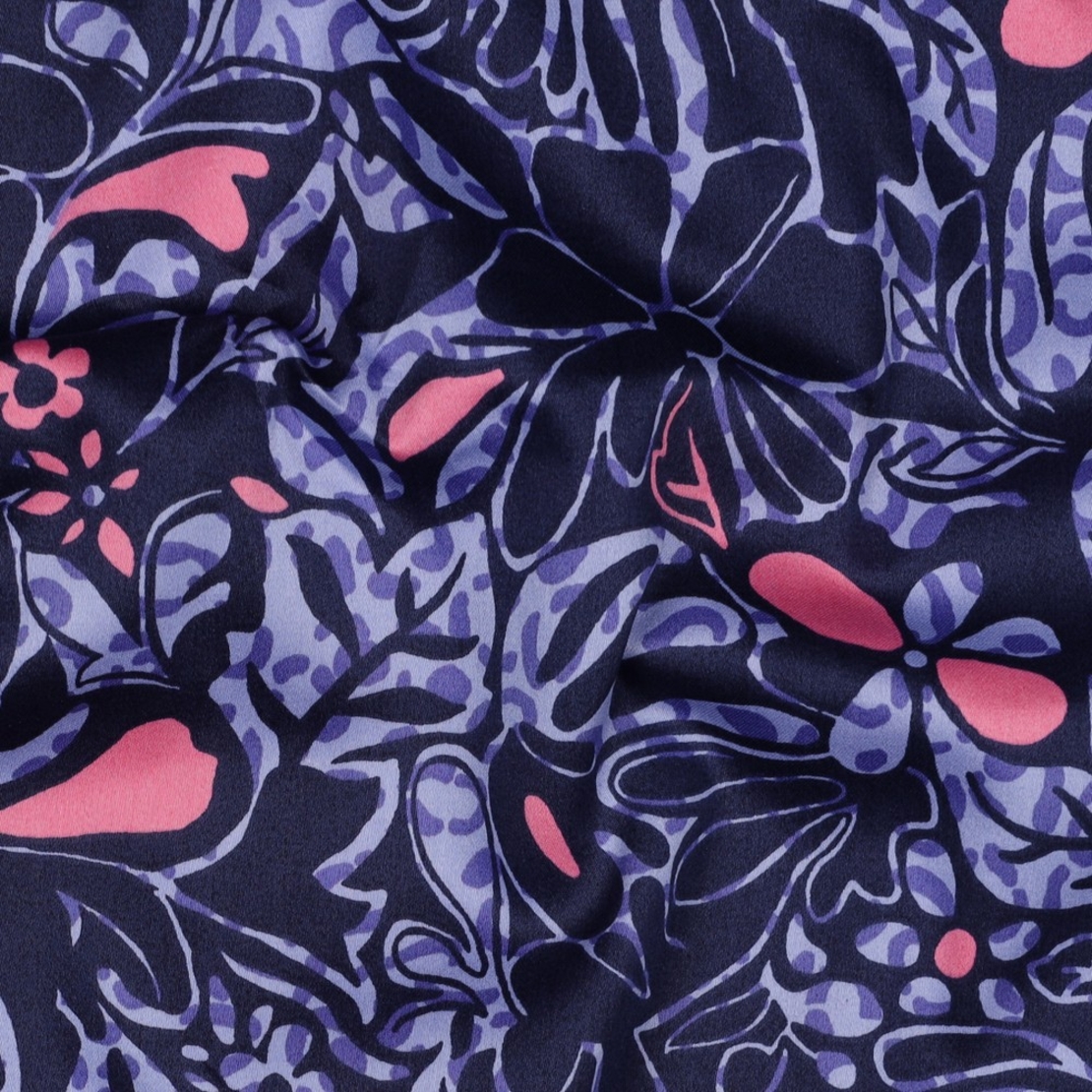 אריג כותנה סטן דפוס עלים טרופיים על רקע סגלגל