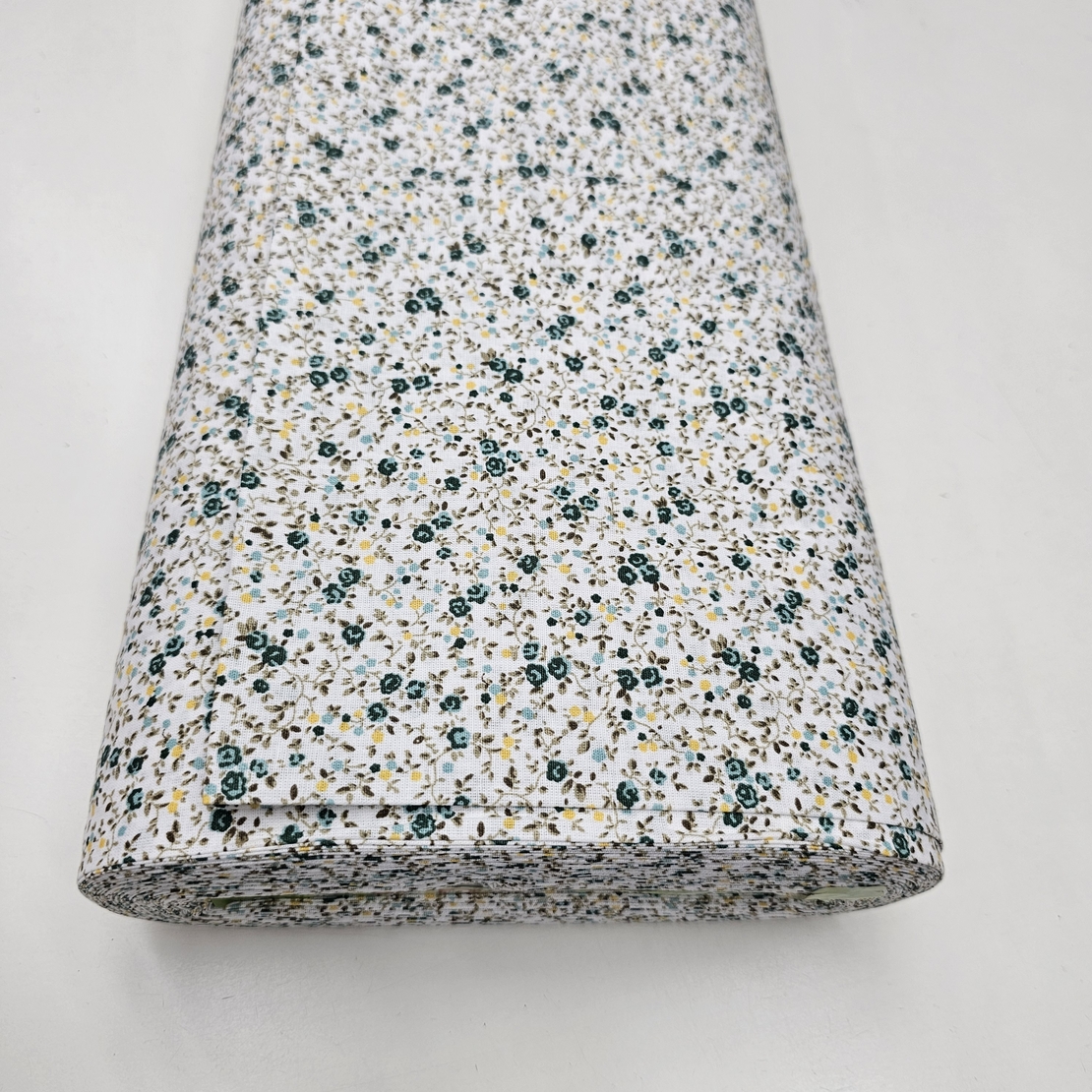 אריג כותנה פרחים קטנים בגווני ירוק דגם שרון