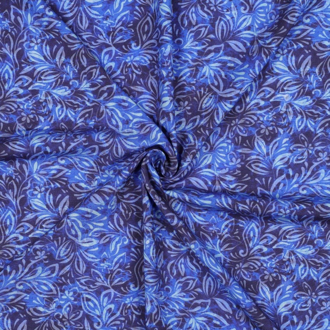 אריג ויסקוזה דפוס עלעלים דיגיטלי על רקע קובלט