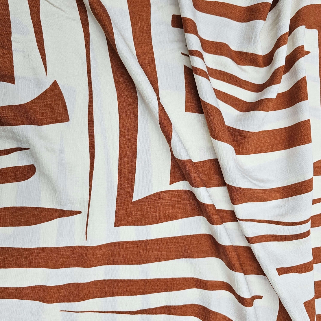 אריג פשתן ויסקוזה דפוס אמורפי בגווני חום ולבן