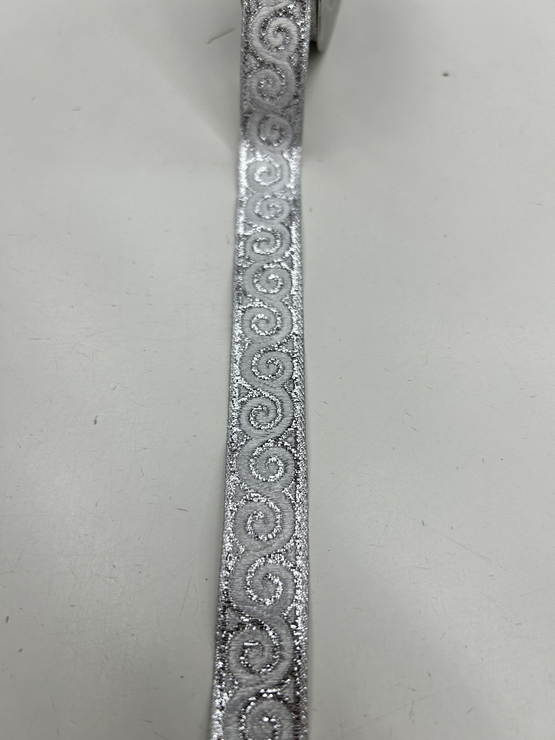סרט קישוט גקארד צבע כסף 1.5 ס״מ
