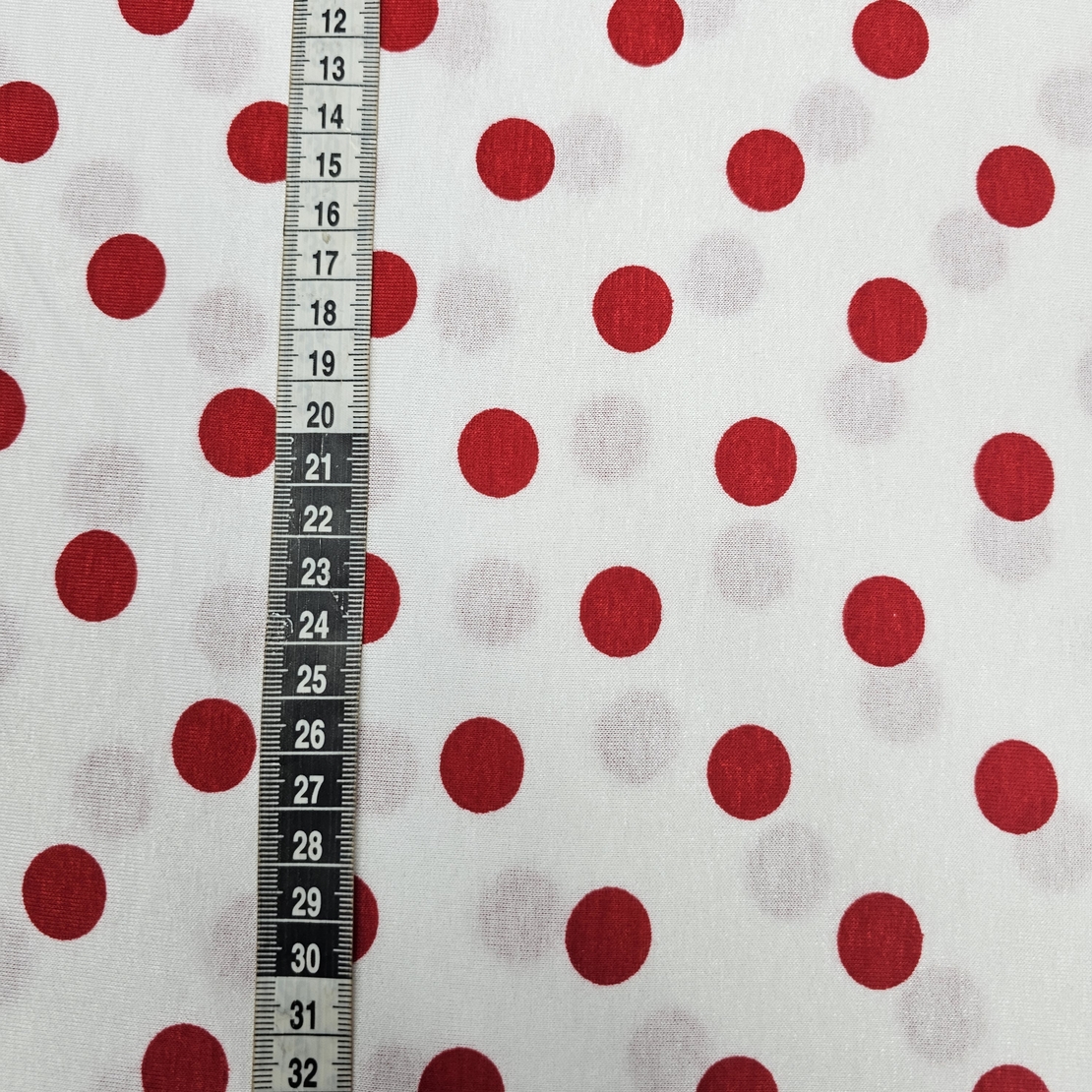 טריקו ויסקוזה דפוס נקודות אדומות על רקע לבן