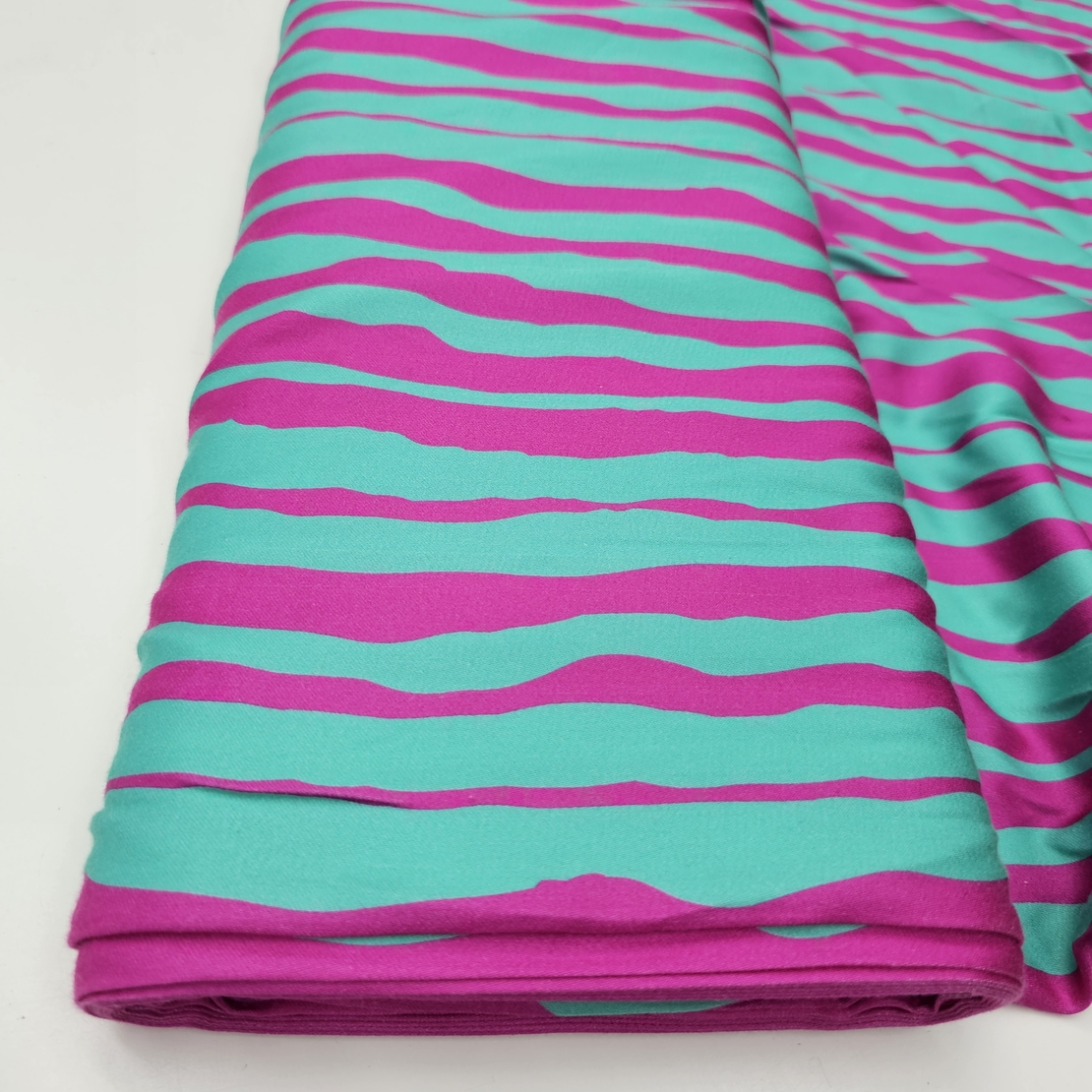 אריג ויסקוזה סטן דפוס פסים אסימטרים גווני מנטה ורוד