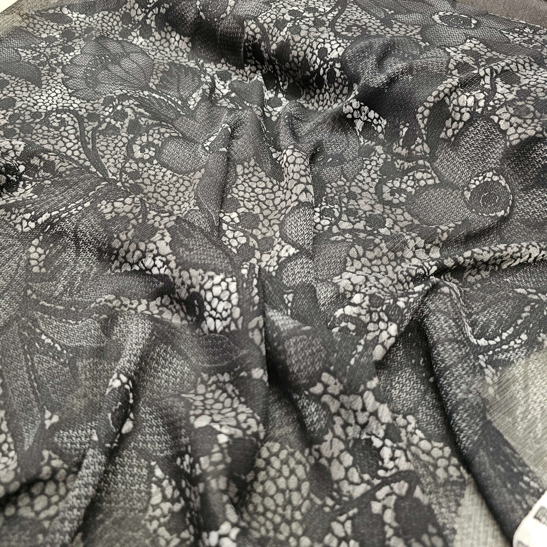 אריג שיפון אפור כהה דפוס שושנים מיוחדים