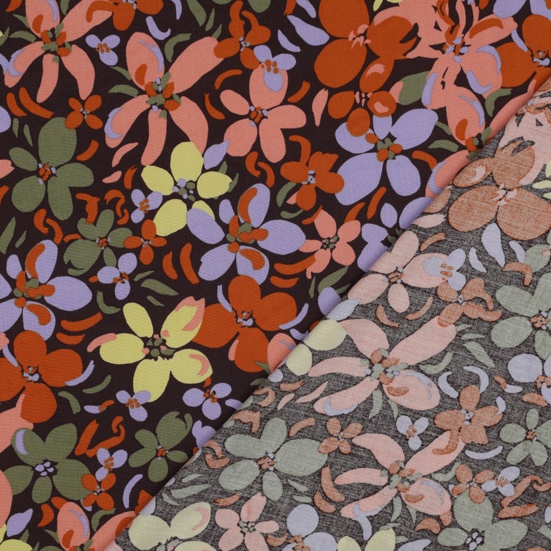 אריג ויסקוזה דפוס פריחה מרהיבה על רקע חום