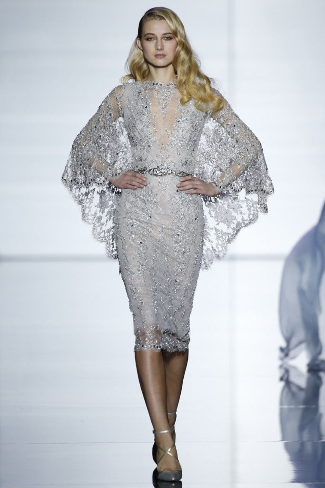 תחרה בצבע אפור כסוף עדין