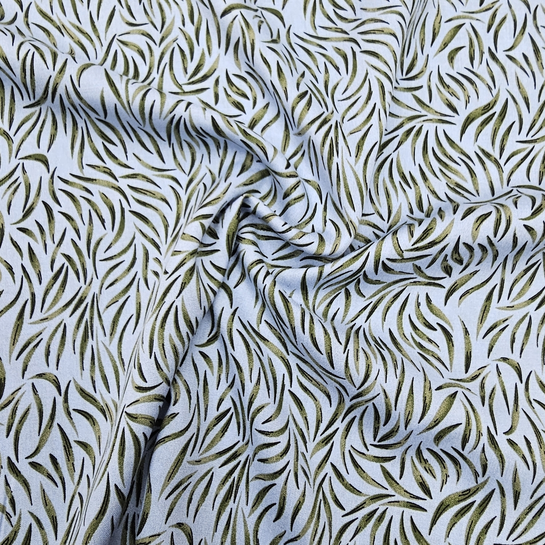 אריג ויסקוזה דפוס עלעלים מאורכים על רקע תכלת חלומי