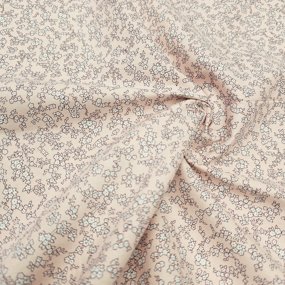 אריג כותנה דפוס פרחים קטנים על רקע פודרה דגם בר