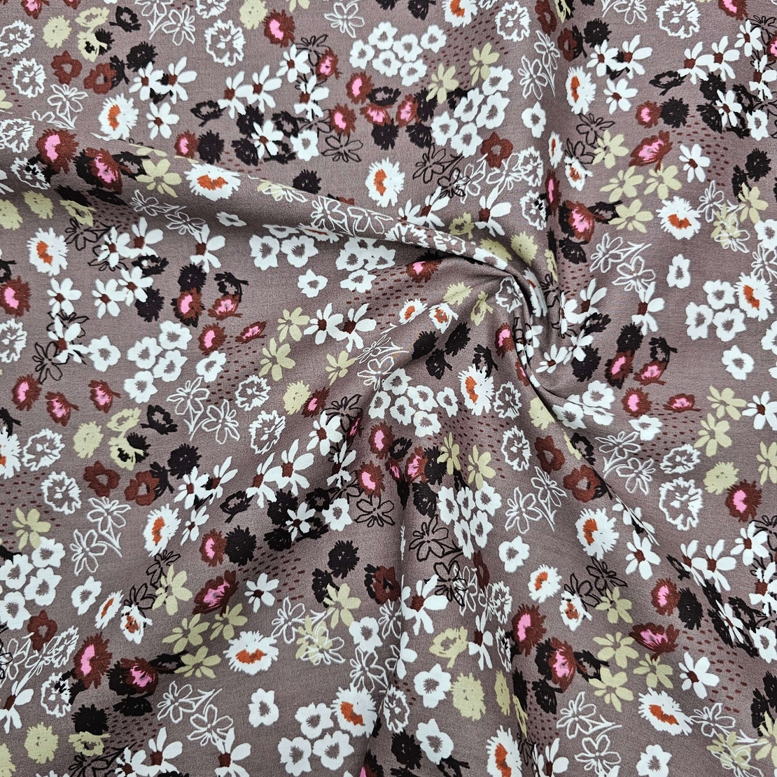 אריג כותנה פרחים בסגנון כפרי על רקע מוקה