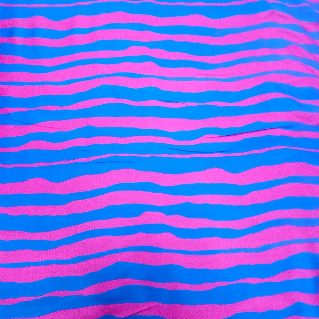 אריג ויסקוזה סטן דפוס פסים אסימטרים גווני קובלט פוקסיה