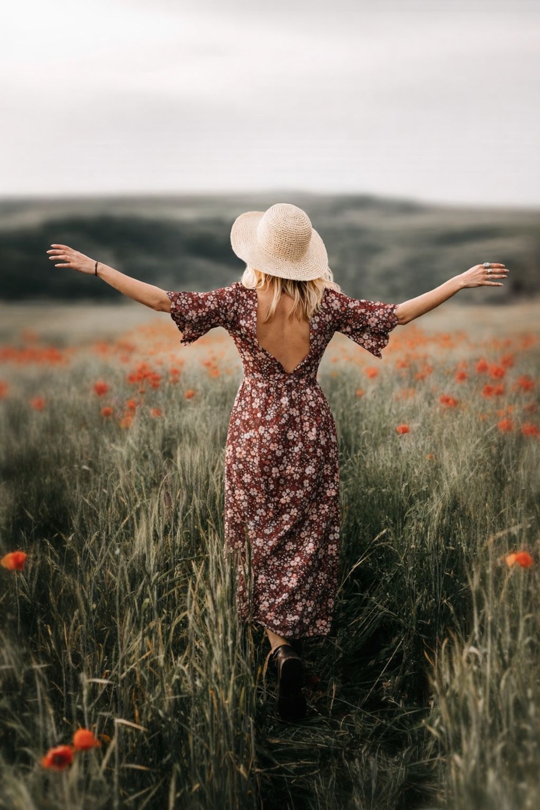 אריג כותנה דפוס פרחי בר על רקע בורדו מעושן