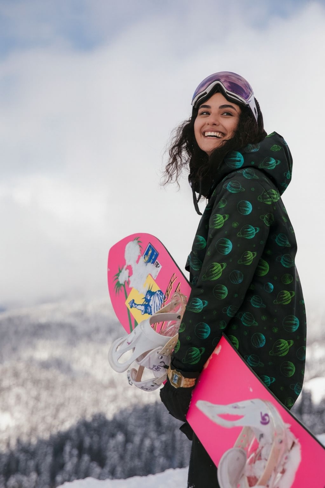 סופטשל דפוס הרפתקה בחלל על רקע שחור