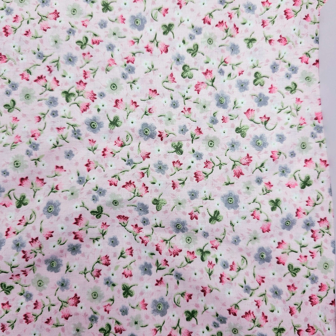 אריג כותנה דפוס פרחים קטנים על רקע ורוד דגם שני