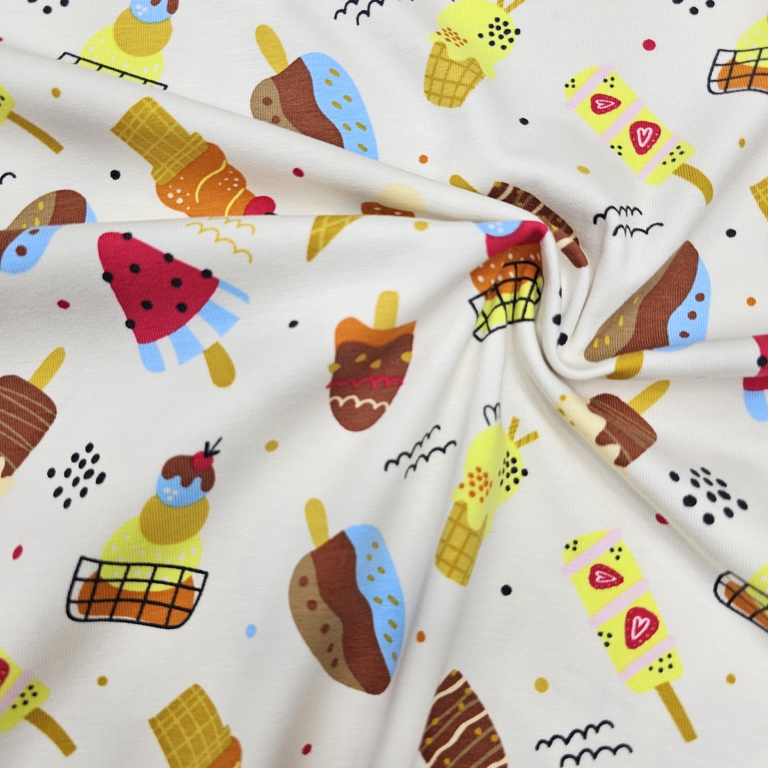 טריקו דפוס גלידות על רקע שמנת