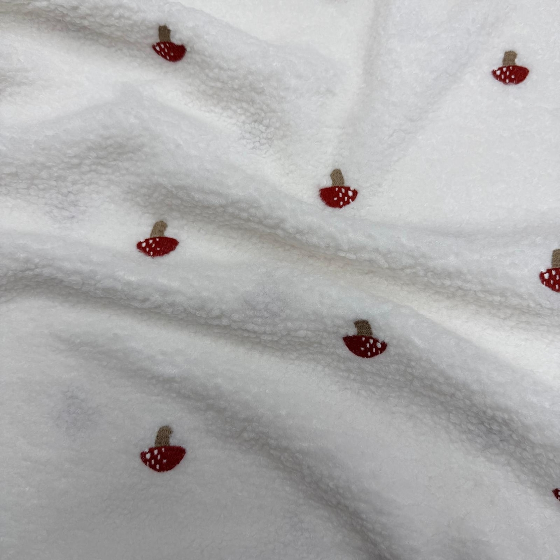 בוקלה טדי רקמת פטריות על רקע לבן חם