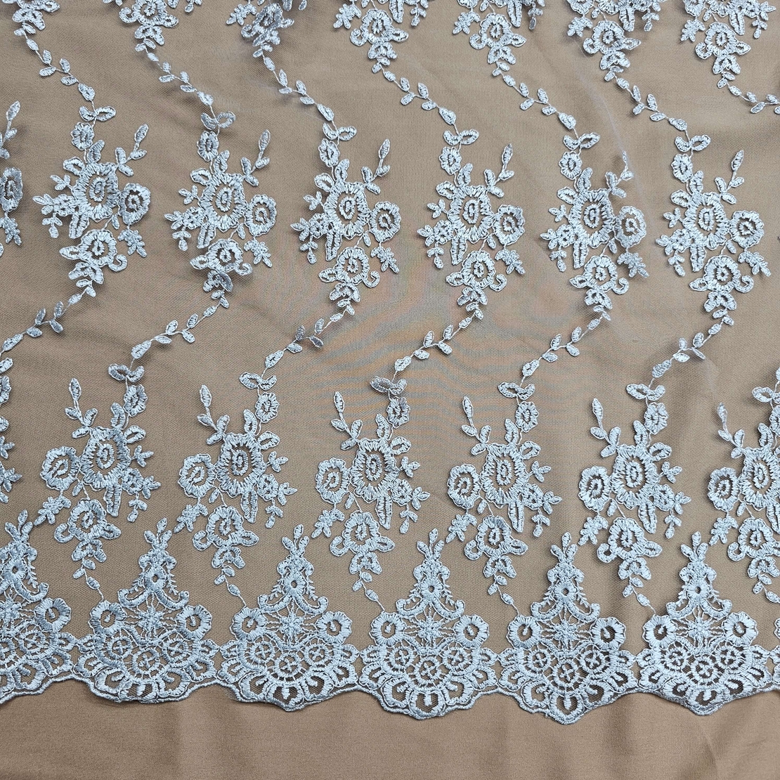 תחרה בצבע אפור כסוף עדין