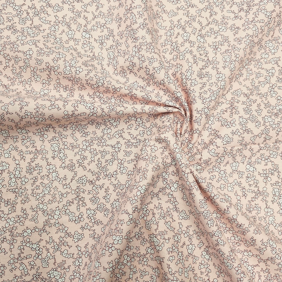 אריג כותנה דפוס פרחים קטנים על רקע פודרה דגם בר