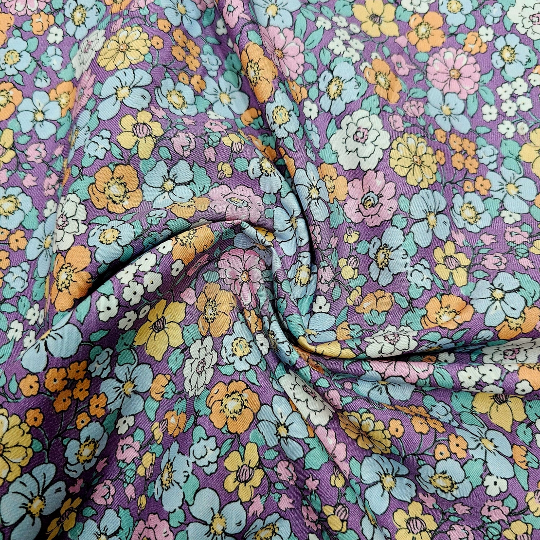 אריג כותנה אורגני דפוס פרחי שדה על רקע סגלגל