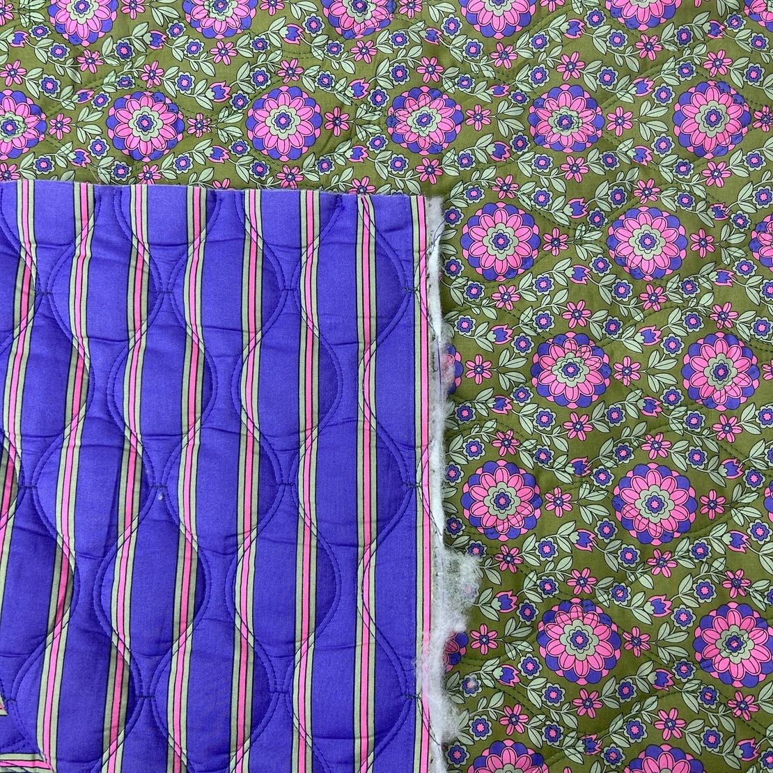 אריג קווילט דו צדדי דפוס מנדלות קטנות גווני ירוק סגול