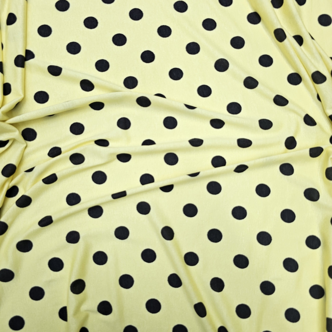 טריקו ויסקוזה דפוס נקודות שחורות על רקע צהוב בננה