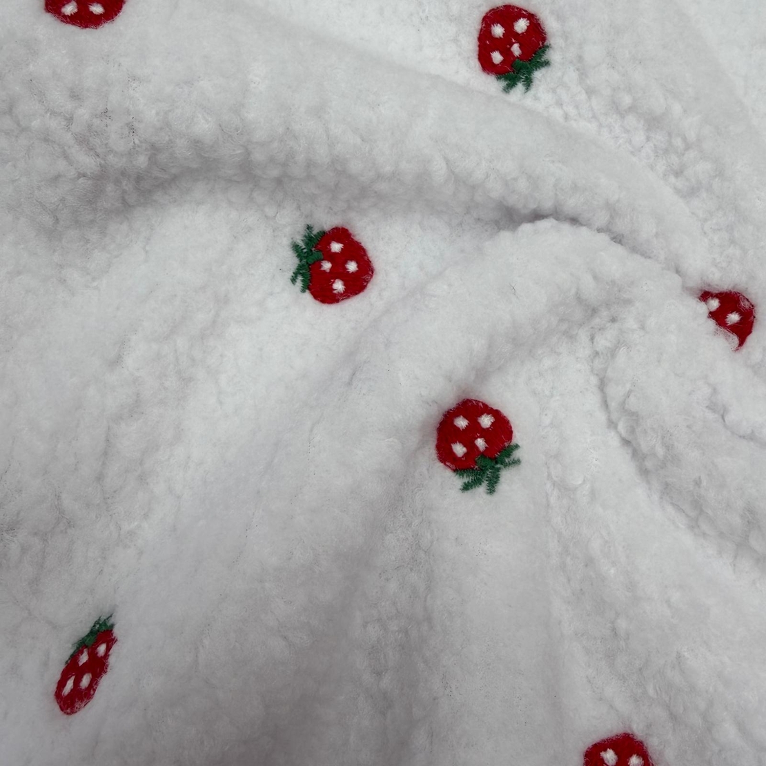 בוקלה טדי רקמת תותים על רקע לבן