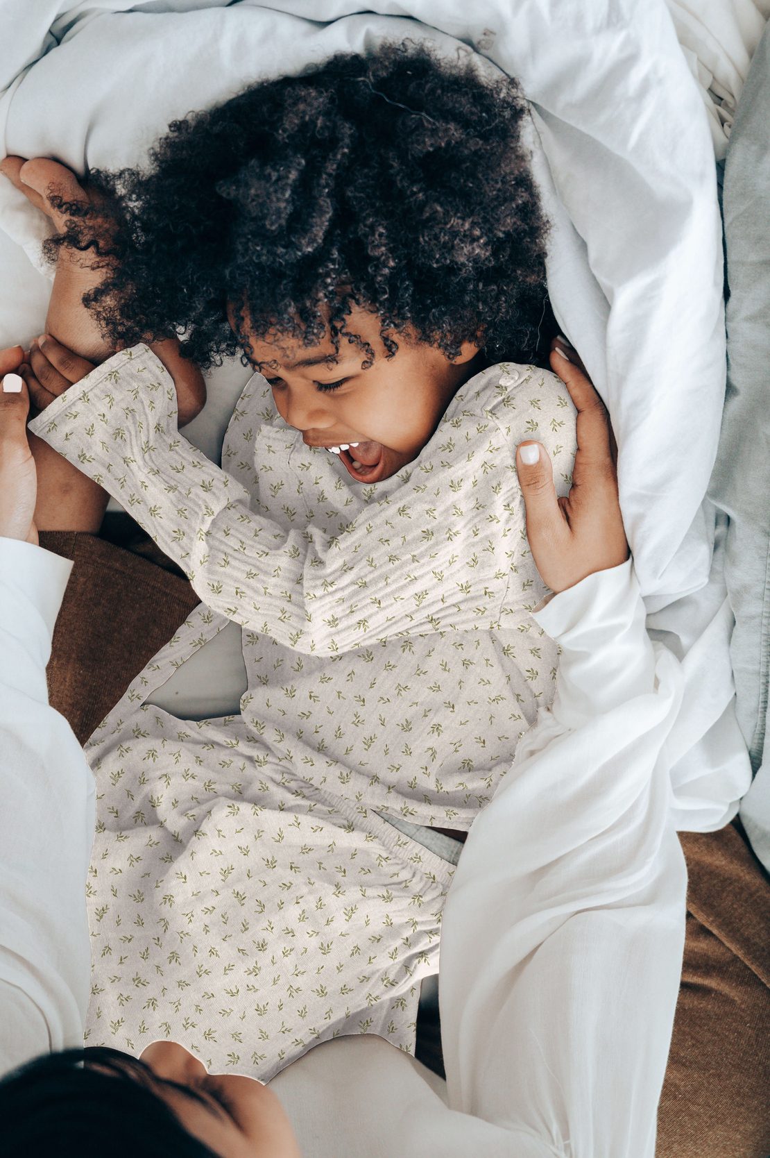 אריג דאבל טטרה דפוס עלעלים בגווני בז וחול על רקע אופוייט