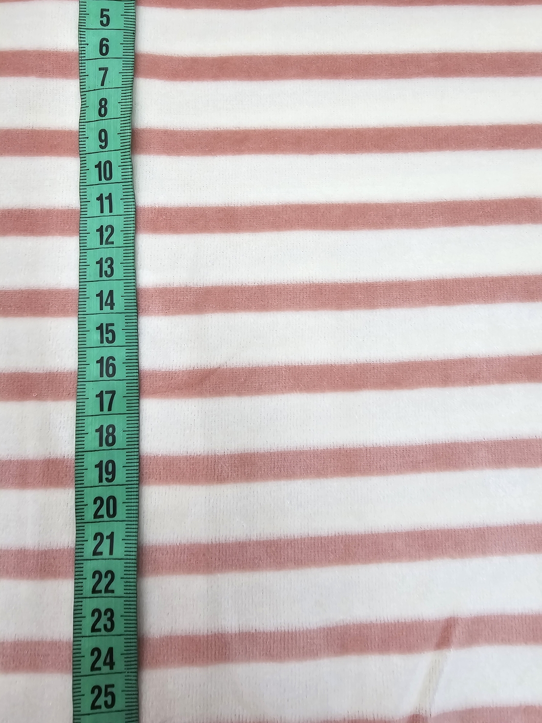 קטיפה ניקי פסים ורוד על רקע שמנת
