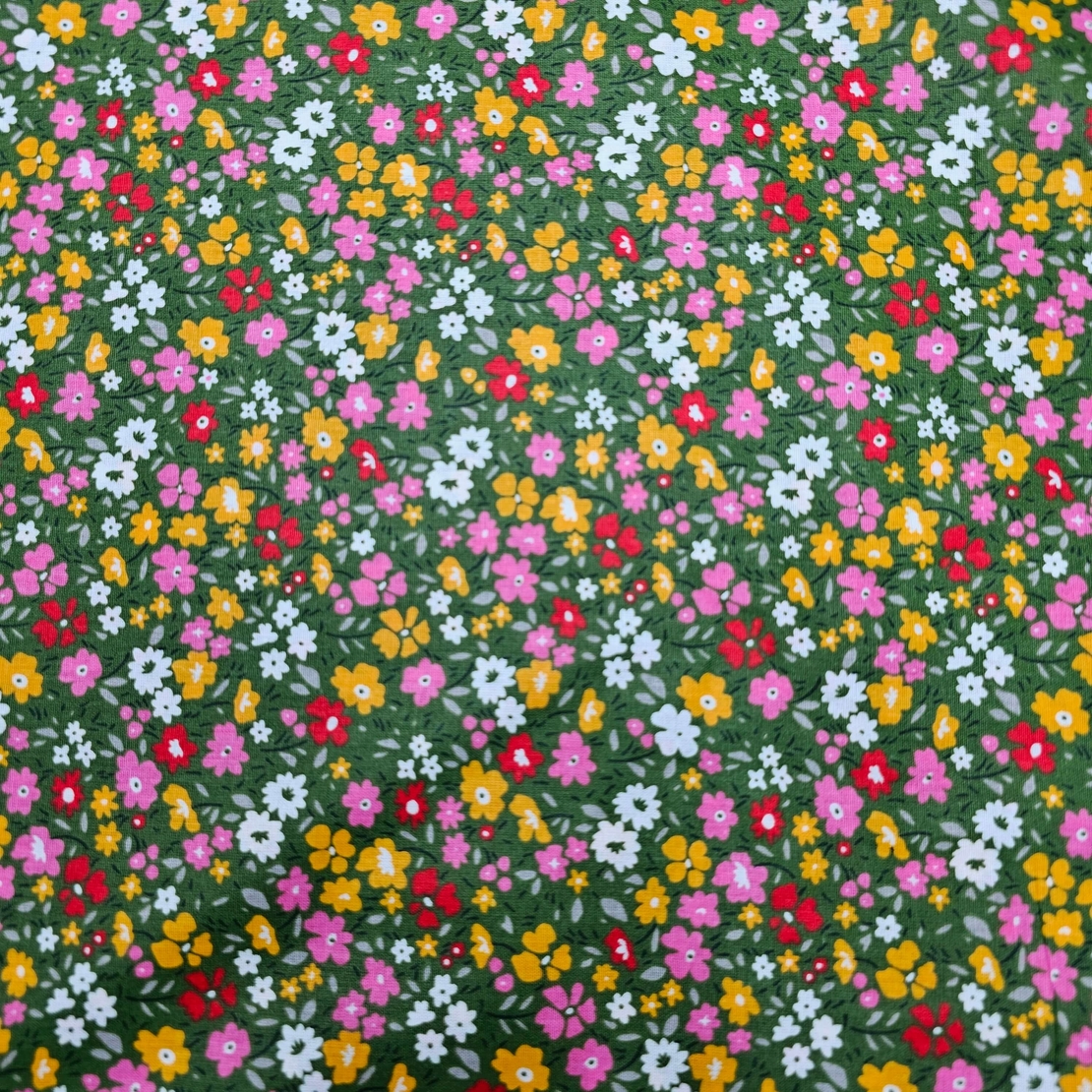 אריג כותנה דפוס פרחים שמחים על רקע ירוק דגם אתי