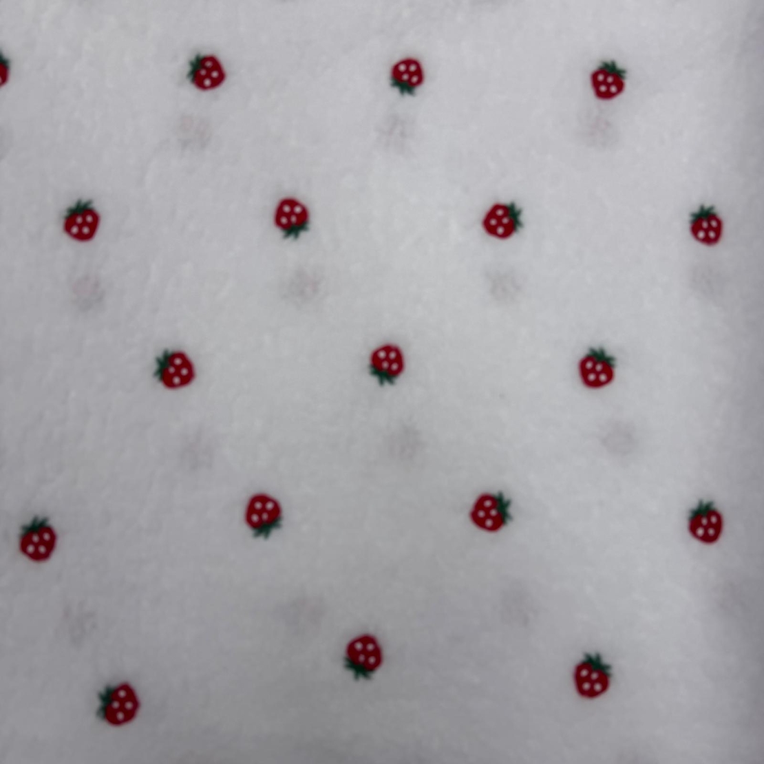 בוקלה טדי רקמת תותים על רקע לבן