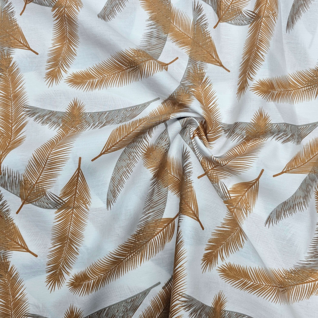 אריג כותנה דפוס נוצות בגווני כאמל אפור