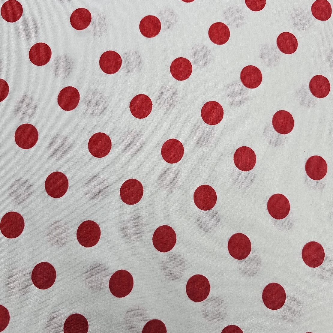 טריקו ויסקוזה דפוס נקודות אדומות על רקע לבן