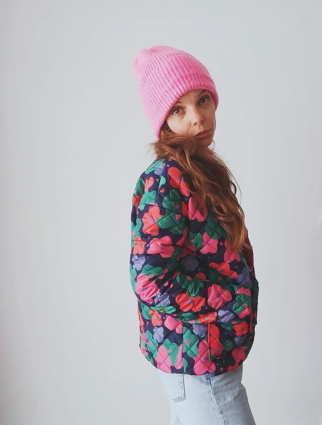 אריג קווילט דו צדדי דפוס פרחים צבעוניים על רקע נייבי