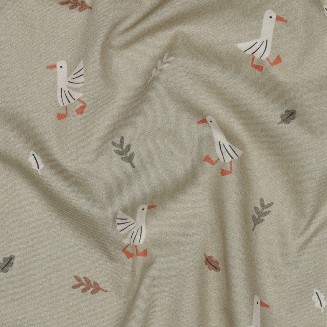 אריג כותנה דפוס אווזים בחווה על רקע ירוק מרווה